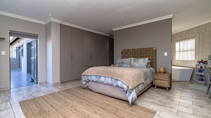 6 Bedroom Property for Sale in Outeniqua Strand Western Cape